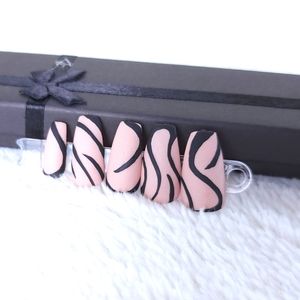 Black Abstract Press-on Nails